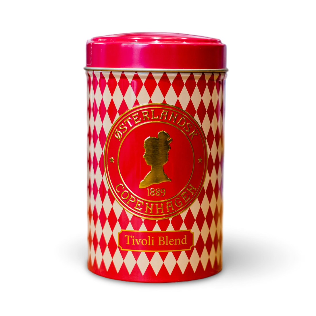 Tivoli x Østerlandsk Thehus Tivoli Blend i rød dekorativ te dåse med klassisk harlekinmønster og guldfarvede detaljer. Dåsen indeholder 125 g løsvægtste med sort Keemun, grøn Sencha samt noter af kvæde, mango, rabarber, kokos og jordbær.