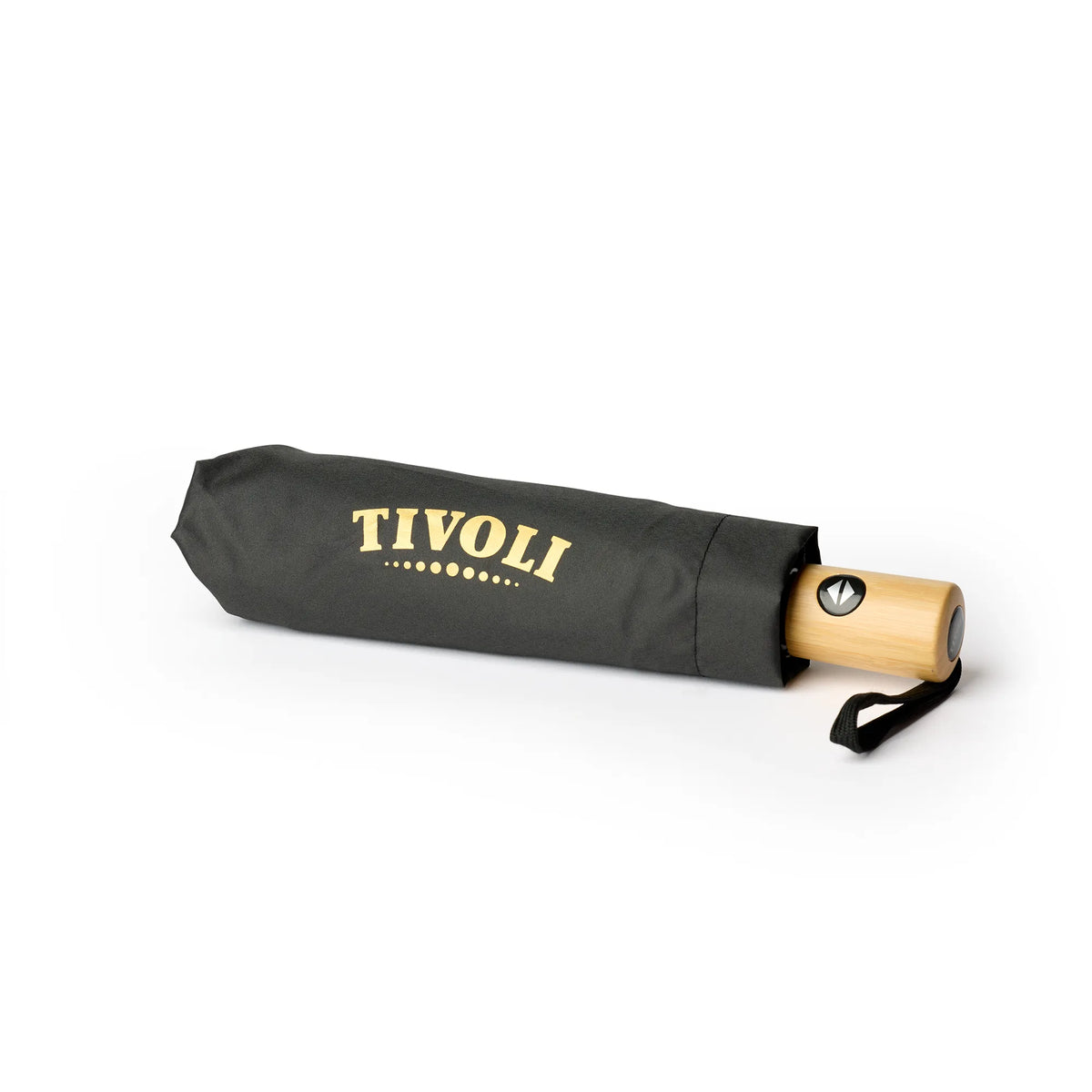 Sammenfoldet Tivoli paraply med sort betræk, guldfarvet TIVOLI-logo og håndtag i lyst træ. Den kompakte paraply har håndledsrem og er designet til nem opbevaring i taske eller rygsæk.