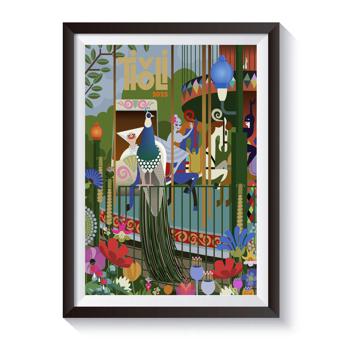 Farverig Tivoli 2025-plakat med påfugl foran en karrusel omgivet af blomster, dekorative lanterner og eventyrlige detaljer. Moderne illustration inspireret af Tivolis ikoniske haver og forlystelser.