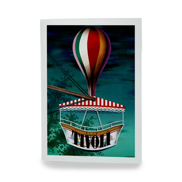 Tivoli-plakat med dekorativ luftballon i røde, hvide og gyldne nuancer. Luftballonen er forbundet til en elegant gondol med rødhvid stribet baldakin og Tivoli-logo, omgivet af træsilhuetter på en stemningsfuld blågrøn baggrund. Motivet er designet af Anders Seem.