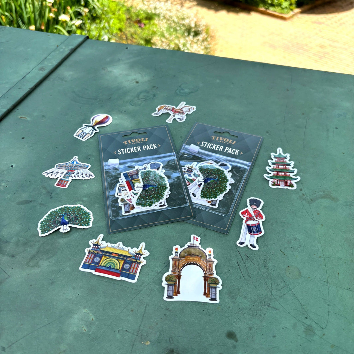 Tivoli Sticker Pack med 8 klassiske klistermærker inspireret af Tivolis mest kendte attraktioner, bygninger og symboler i København.