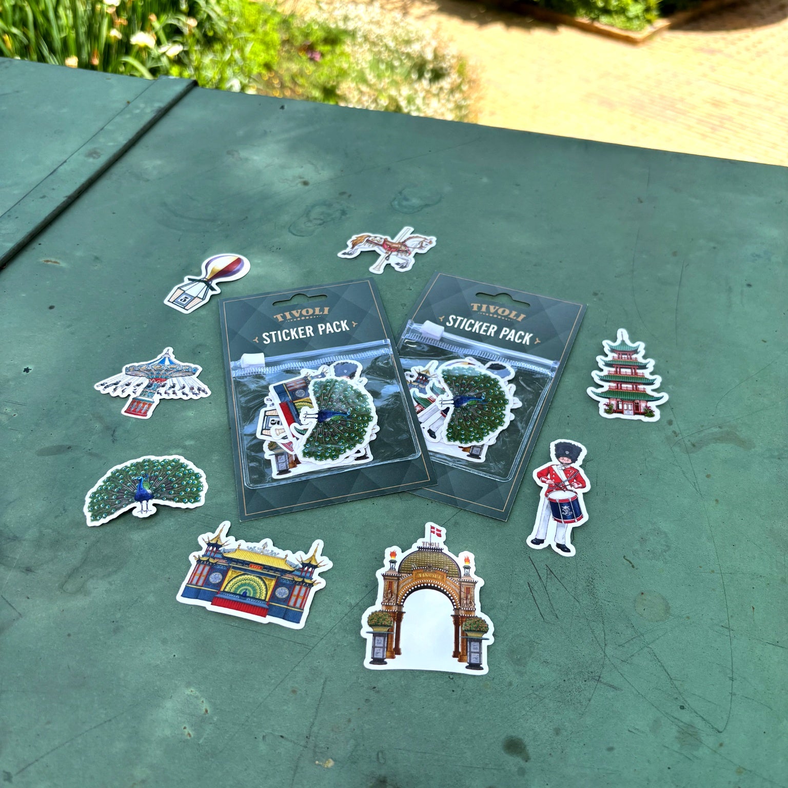 Tivoli Sticker Pack med 8 klassiske klistermærker inspireret af Tivolis mest kendte attraktioner, bygninger og symboler i København.