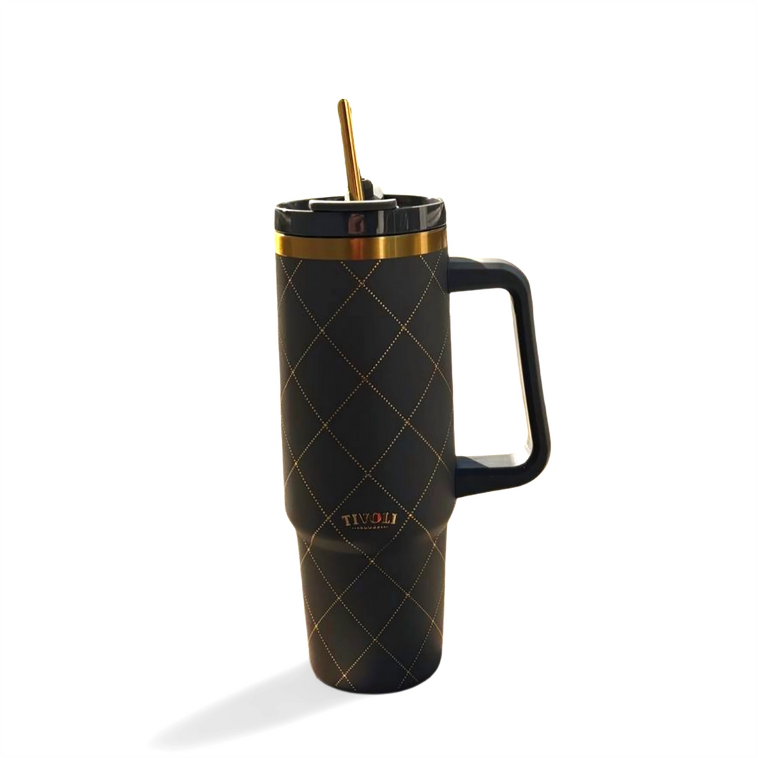 Sort Tivoli termokop på 885 ml med guldfarvede detaljer, integreret håndtag og låg med sugerør. Termokoppen er dekoreret med et elegant harlekinmønster og guldfarvet Tivoli-logo.