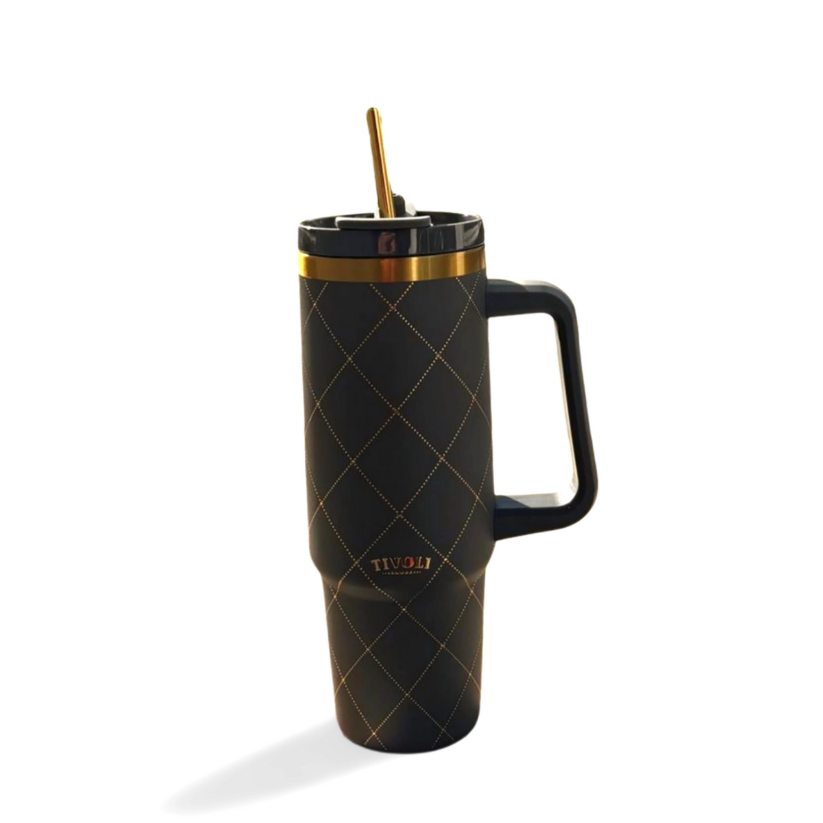 Sort Tivoli termokop på 885 ml med guldfarvede detaljer, integreret håndtag og låg med sugerør. Termokoppen er dekoreret med et elegant harlekinmønster og guldfarvet Tivoli-logo.