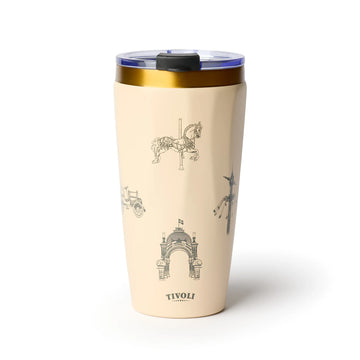 Beige Tivoli To-Go termokrus med guldfarvet kant og fine illustrationer af Tivolis ikoniske bygninger og forlystelser, herunder Hovedindgangen, Karussellen og Ballongyngen.