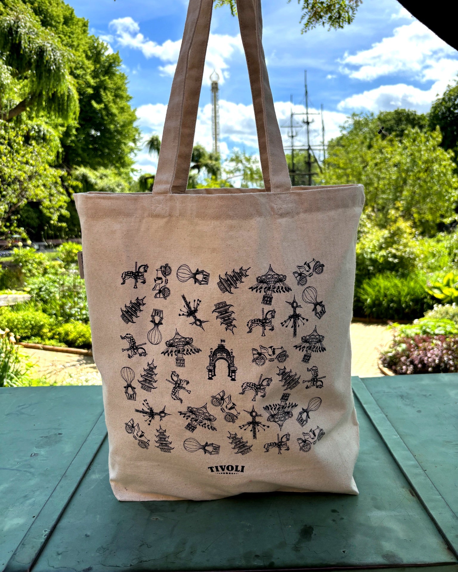 Tivoli tote bag i naturfarvet bomuld med ikoniske illustrationer af forlystelser, Hovedindgangen og andre klassiske Tivoli-motiver.