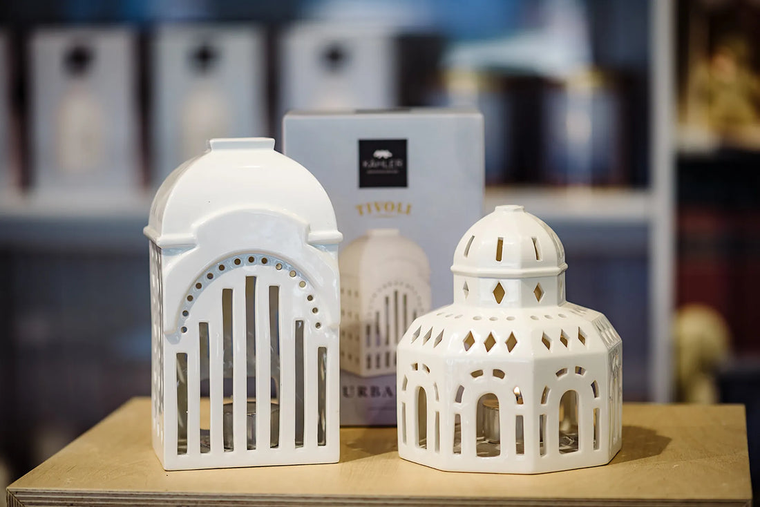 Dekorativ Tivoli Glassalen lysestage i hvid keramik, inspireret af den berømte ottekantede bygning i Tivoli tegnet af Poul Henningsen, perfekt som dansk designgave og boligindretning